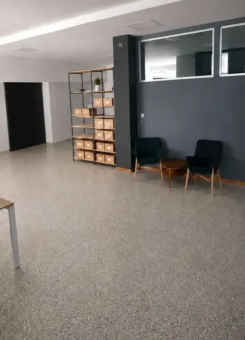 Espace de stockage et d’accueil clair, étagères rangées, sol propre